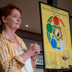 Elke Goetz beim Vortrag über Bewusstseinsentwicklung, Naturkosmetik und die Verbindung von innerer Balance und äußerer Schönheit.