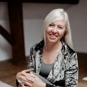 Jennifer Pfeifer – Yoga, Psychedelic Breath® & Klangarbeit